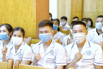 Đoàn y, bác sỹ Phú Thọ lên đường “chia lửa” với Bắc Giang chống dịch