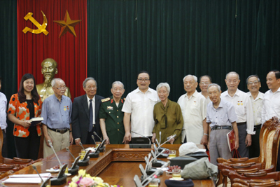 Bí thư Hoàng Trung Hải gặp mặt Ban liên lạc các chiến sĩ Việt Minh thành Hoàng Diệu