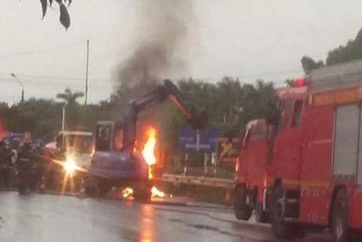 Xe tải chở đất đèn bốc cháy dữ dội trên đường