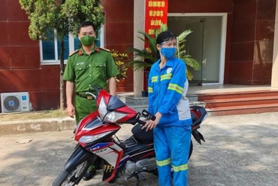 Công an quận Nam Từ Liêm tặng xe máy cho chị lao công bị cướp trong đêm