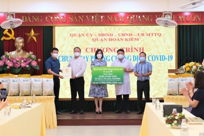Vietcombank tặng ô tô cứu thương cho quận Hoàn Kiếm phục vụ công tác phòng chống dịch Covid-19