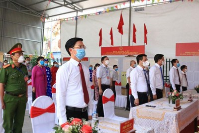 Bộ trưởng Bộ Công thương Nguyễn Hồng Diên bỏ phiếu bầu cử tại huyện Thuỷ Nguyên
