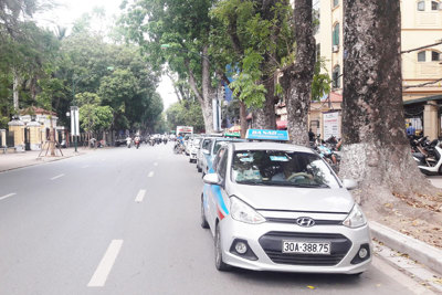 Taxi quây cổng Bệnh viện Xanh Pôn