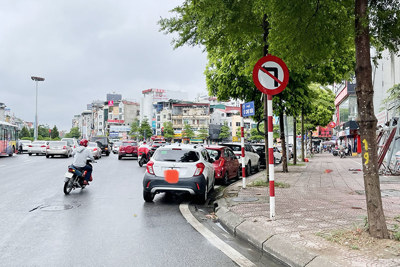 Quận Đống Đa: Vô tư chiếm dụng lòng đường để đỗ ô tô