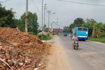 Tại xã Tam Hưng, huyện Thanh Oai: Hành lang giao thông biến thành bãi vật liệu, phế thải