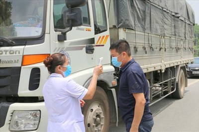 Tạo "luồng xanh" cho xe vận chuyển hàng hóa qua chốt kiểm soát đến TP Hồ Chí Minh