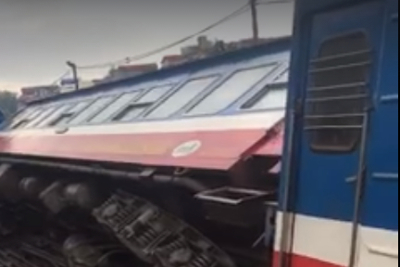 Tàu hỏa trật bánh ở Hà Nội, hơn 100 hành khách an toàn