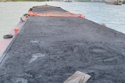 Quảng Ninh: Bắt giữ tàu vận chuyển 800 tấn xít xay không có nguồn gốc