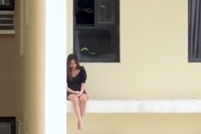 TP Hồ Chí Minh: Cứu hộ thành công cô gái định nhảy lầu tự tử