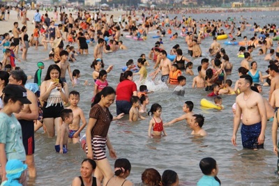 Quảng Ninh: Yêu cầu không tập trung đông người tại các bãi tắm