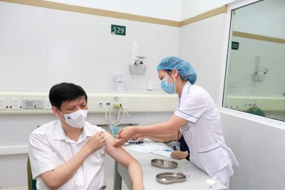 Bộ trưởng Bộ Y tế Nguyễn Thanh Long tiêm vaccine phòng Covid-19