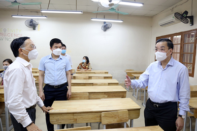 Chùm ảnh: Chủ tịch UBND TP Chu Ngọc Anh kiểm tra công tác chuẩn bị thi vào lớp 10 tại quận Đống Đa