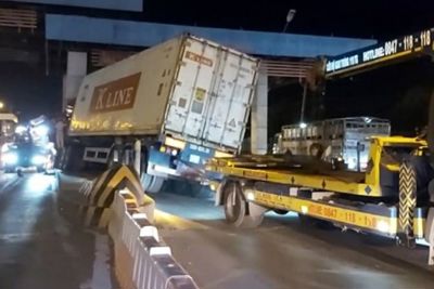 Tai nạn giao thông mới nhất hôm nay 29/5: Xe container mất lái đâm gãy nhiều biển báo trên cầu vượt Thủ Đức