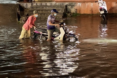 Hà Nội: Nhiều tuyến đường ngập úng sau mưa lớn