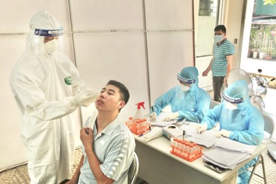 Chùm ảnh: Quận Thanh Xuân xét nghiệm Covid-19 cho người làm dịch vụ bảo vệ, tiểu thương tại các chợ