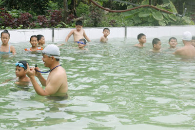 Dạy bơi miễn phí cho 60 trẻ em có hoàn cảnh khó khăn