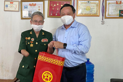 Phó Bí thư Thành ủy Nguyễn Văn Phong thăm, tặng quà gia đình chính sách ở thị xã Sơn Tây