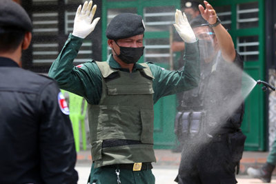 84 cảnh sát ở "Vùng Đỏ" Campuchia nhiễm Covid-19
