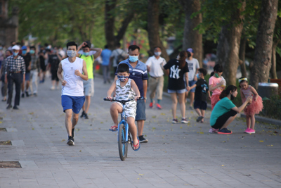 [Ảnh] Hà Nội: Phớt lờ lệnh cấm, người dân chủ quan chen chúc tập thể dục quanh hồ Hoàn Kiếm