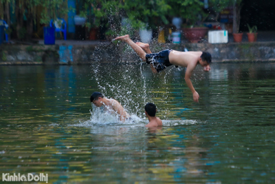 Hà Nội: Thanh niên hồn nhiên tụ tập bơi tại hồ Long Trì, dù mới có người đuối nước