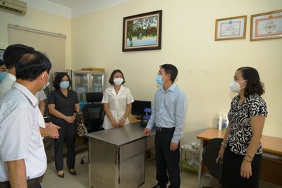 Phó Chủ tịch UBND TP Nguyễn Trọng Đông kiểm tra công tác phòng, chống dịch gắn với tổ chức kỳ thi vào lớp 10 tại quận Cầu Giấy