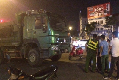 Hà Nội: Va chạm với xe tải trong đêm, một phụ nữ tử vong