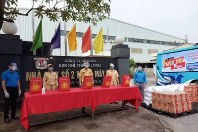Hà Nội: “Xe buýt siêu thị 0 đồng” tiếp tục đến với người lao động tại khu cách ly, phong tỏa