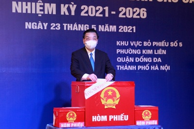 Chủ tịch UBND TP Hà Nội Chu Ngọc Anh bỏ phiếu bầu cử tại quận Đống Đa