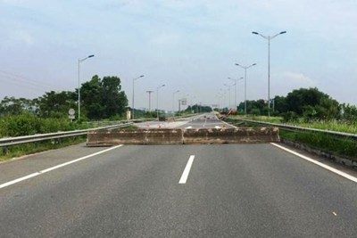 Xuất hiện hàng rào bê tông trên cao tốc Nội Bài - Lào Cai