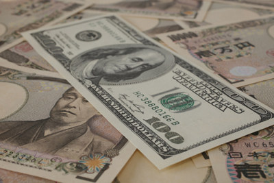 Đồng USD gần chạm đáy 4,5 tháng so với yen Nhật
