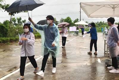 Thanh niên tình nguyện huyện Mê Linh dầm mưa hỗ trợ thí sinh dự thi lớp 10 THPT