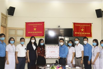 Chủ tịch Liên đoàn Lao động TP Hà Nội thăm hỏi, động viên Trung tâm Y tế Gia Lâm