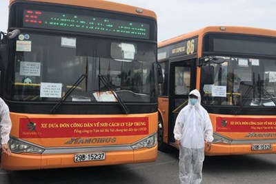 Xe buýt đưa hơn 300 người từ sân bay Nội Bài về khu cách ly tập trung