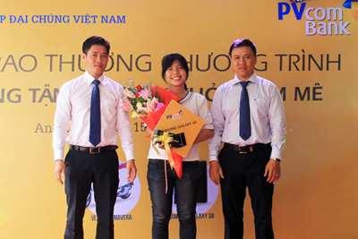 PVcomBank trao giải xe máy Vespa cho khách hàng Long Xuyên