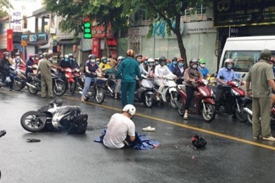 Tai nạn giao thông mới nhất hôm nay 17/5: Người cha ôm thi thể con gái gào khóc sau khi bị xe buýt cán