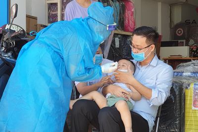 Nhân viên y tế Đà Nẵng xuyên trưa lấy mẫu xét nghiệm Covid-19 cho người dân