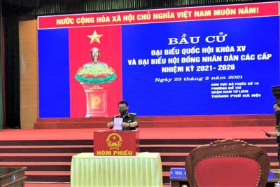 Tư lệnh Bộ Tư lệnh Thủ đô Hà Nội Nguyễn Quốc Duyệt bỏ phiếu tại Khu vực bỏ phiếu số 19, phường Mễ Trì, Nam Từ Liêm