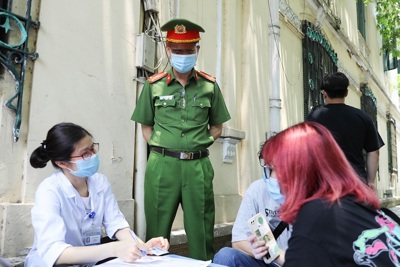 Sáng 30/4, quận Hoàn Kiếm xử phạt nhiều trường hợp không đeo khẩu trang nơi công cộng