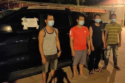 Chốt kiểm soát dịch phát hiện xe “luồng xanh” chở "chui" 4 người vào Hà Nội