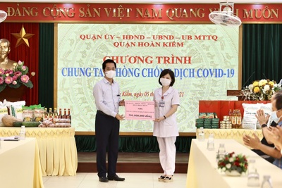 Quận Hoàn Kiếm tặng quà lực lượng tuyến đầu phòng, chống dịch và hỗ trợ gia đình hoàn cảnh khó khăn