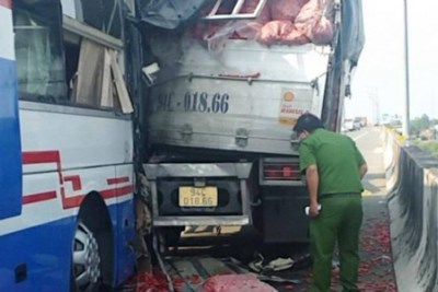 Tai nạn giao thông mới nhất hôm nay 5/5: Xe khách tông xe tải trên cao tốc, một người tử vong