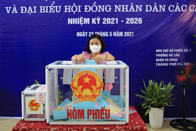 Phó Bí thư Thường trực Thành ủy Hà Nội Nguyễn Thị Tuyến bỏ phiếu tại quận Hà Đông