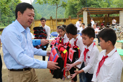 5.000 cặp phao cứu sinh BIDV cùng học sinh đến trường