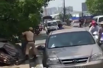 Cảnh sát giao thông khống chế người vi phạm giữa đường