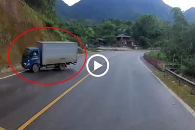 [Clip] Vào cua tốc độ cao, xe tải lao vào vách núi lật nghiêng