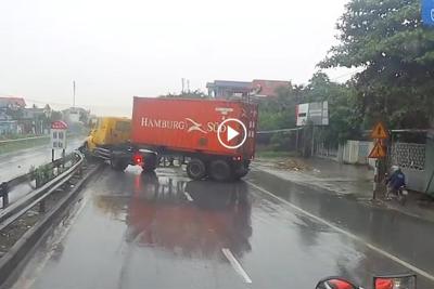 [Clip] Khoảnh khắc xe Container lao lên dải phân cách chắn ngang đường