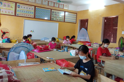 Bắc Giang: Học sinh miệt mài ôn thi trong khu cách ly