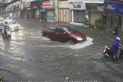 [Ảnh] Nội thành Hà Nội bất ngờ mưa lớn, ô tô rẽ sóng trên phố