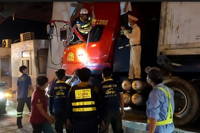 Giải cứu tài xế kẹt cứng trong cabin sau cú tông vào trạm thu phí trên cao tốc TP Hồ chí Minh - Trung Lương