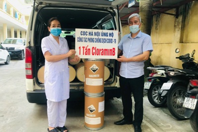 CDC Hà Nội trao tặng CDC Bắc Giang 1 tấn Cloramin B phòng dịch Covid-19